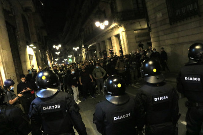 Un cordó de Mossos d'Esquadra davant de concentrats a Barcelona contra les restriccions per la covid-19 el 30 d'octubre del 2020. Pla general. (Horitzontal)