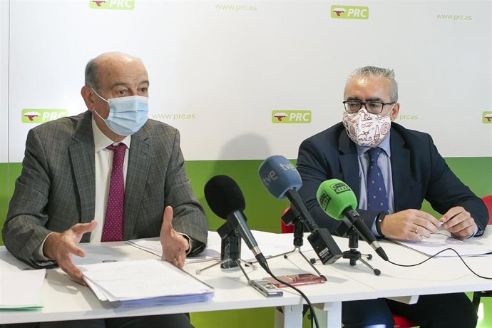 El diputado nacional del PRC, José María Mazón (izda) y el portavoz del grupo regionalista en el Parlamento de Cantabria, Pedro Hernando, valoran los PGE