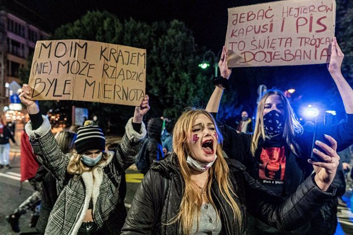 29 October 2020, Poland, Wroclaw: Protests take part in a protest against the abortion ban law in Poland. Photo: Krzysztof Kaniewski/ZUMA Wire/dpa