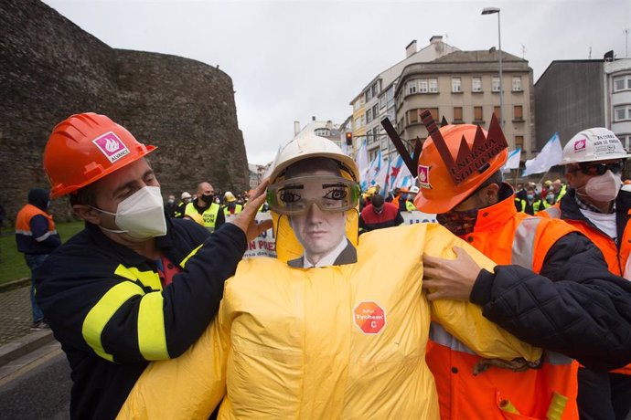 Dos trabajadores de la planta de Alcoa San Cibrao sostienen un muñeco durante una concentración llevada a cabo por las calles de Lugo, Galicia, (España), a 24 de octubre de 2020. Sus reivindicaciones, a través de una multitudinaria protesta que ha trans