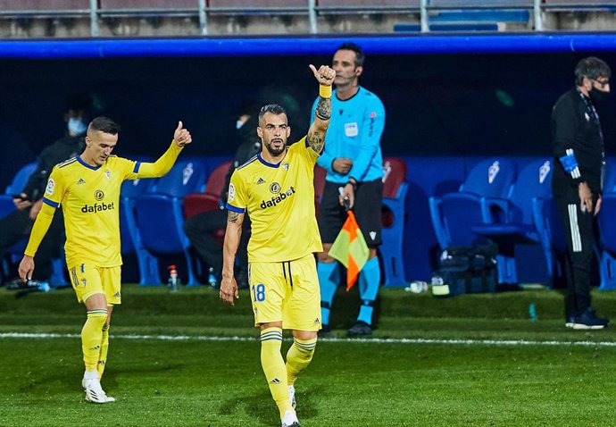 Salvi Sanchez y Álvaro Negredo celebran el segundo gol del Cádiz en Ipurua