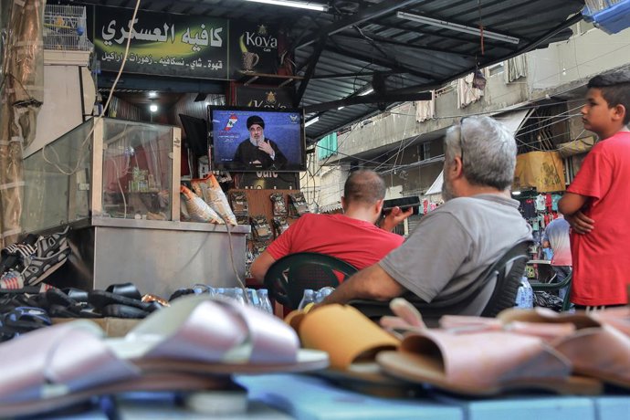 07 August 2020, Lebanon, Beirut: Lebanese listen to a televised speech of General Secretary of Hezbollah Hassan Nasrallah at a cafe in Beirut, two days after a massive explosion rocked the city leaving at least 130 people dead and injured thousands. Pho