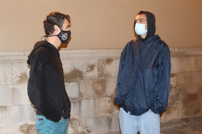 Pla conjunt de dos exalumnes de bateria que acusen un professor d'abusar sexualment d'ells el 16 d'octubre de 2020 (Horitzontal)