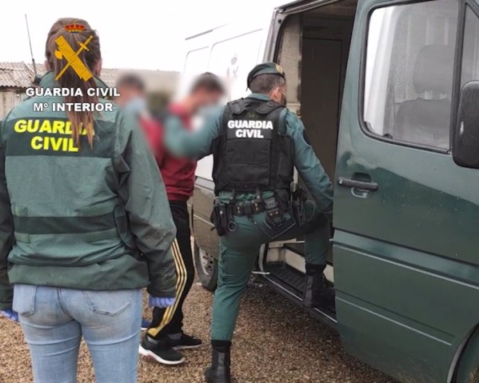 La Guardia Civil detiene en Zamora a seis personas por trata de seres humanos con fines de explotación laboral.