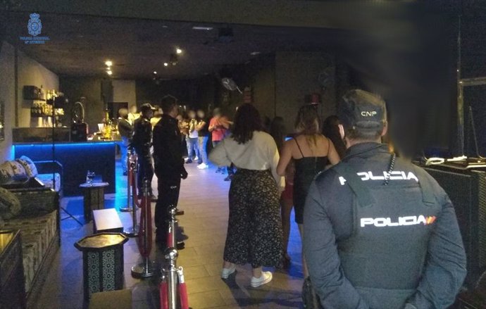 Imagen de la presunta fiesta ilegal localizada por los agentes, que se celebraba en un conocido local de un polígono de Palma.