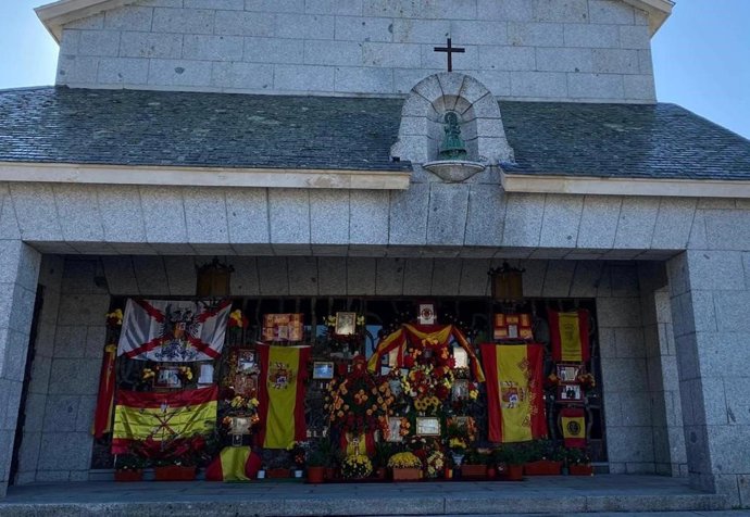 El panteón de Franco en Mingorrubio, decorado con banderas de España y flores por el Día de Todos los Santos