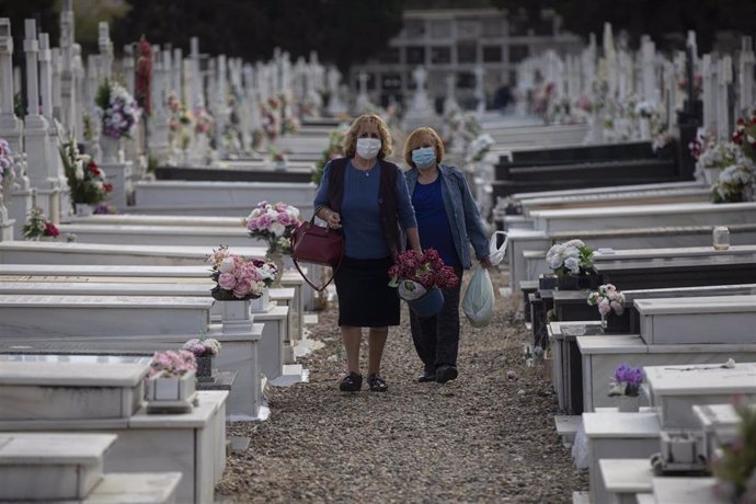 Dos personas caminan por las instalaciones de Cementerio.