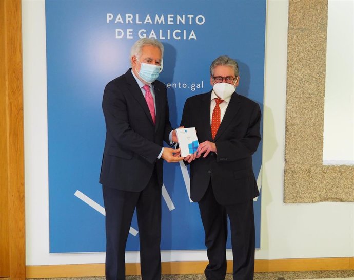 El presidente del Parlamento, Miguel Santalices, y el conselleiro maior de Contas, José Antonio Redondo