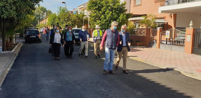 La delegada del Distrito comprueba los trabajos de sustitución de redes de Emasesa