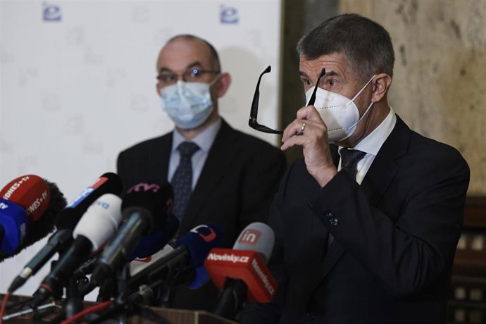 El primer ministro checo, Andrej Babis, junto al nuevo ministro de Sanidad, Jan Blatny