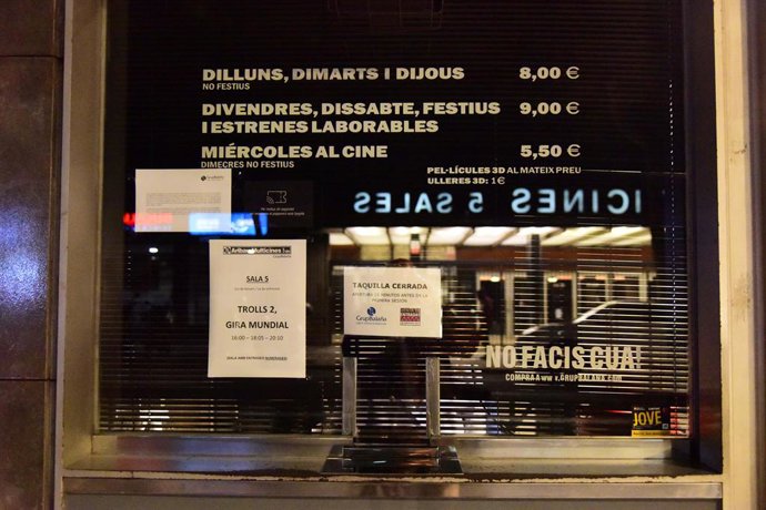 Cinemes i teatres de Barcelona just abans d'entrar en vigor el toc de queda a Catalunya, a 25 d'octubre de 2020.