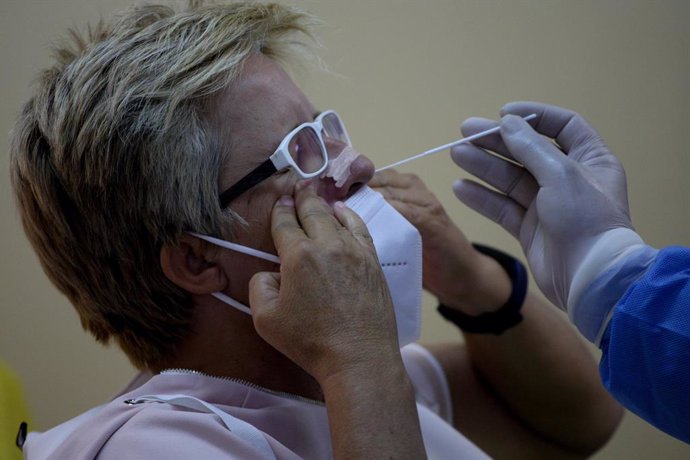 21 September 2020, Greece, Athens: A medic takes a swab sample from a teacher during a coronavirus testing campaign. Photo: Aristidis Vafeiadakis/ZUMA Wire/dpa