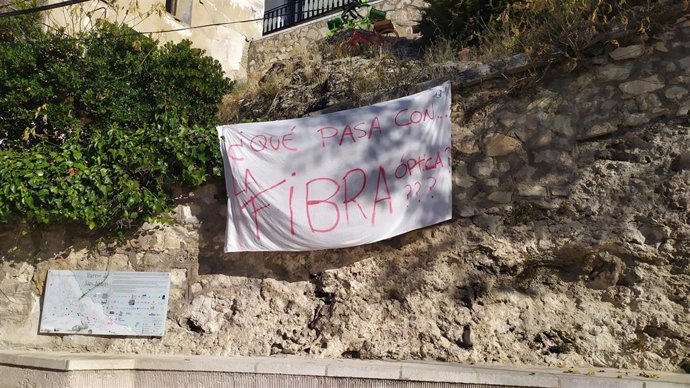 Pancarta de protesta por la falta de instalación de fibra óptica en el barrio de San Antón de Cuenca