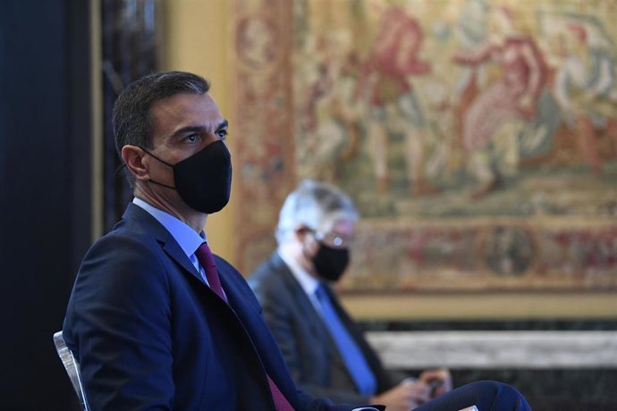 El  presidente del Gobierno, Pedro Sánchez, hace entrega del Premio Nacional de Arquitectura correspondiente a 2019 al arquitecto Álvaro Siza Vieira, en el Palacio de Zurbano, en Madrid (España), a 30 de octubre de 2020.