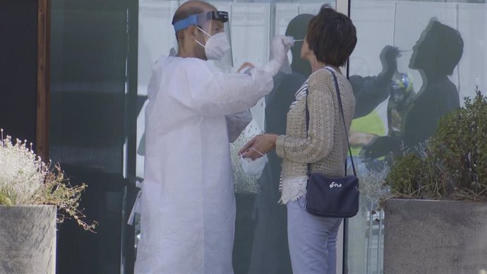Una mujer se somete a la prueba PCR en el Hospital de Eibar (Gipuzkoa).