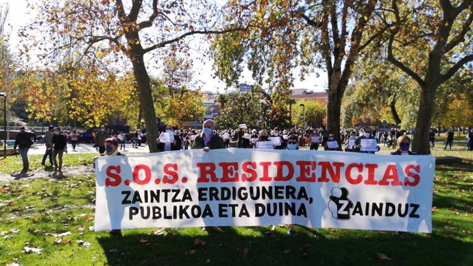 Manifestación en Pamplona para reivindicar unas residencias de mayores "públicas y dignas"