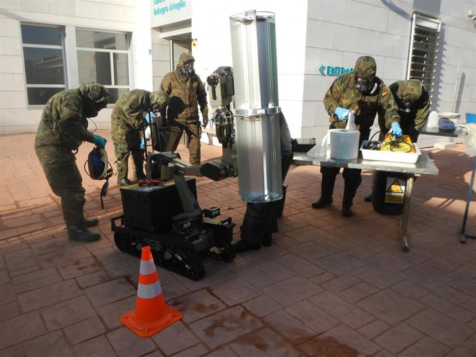 EL Regimiento de Pontoneros realiza la desinfección de dos residencias en Zaragoza.