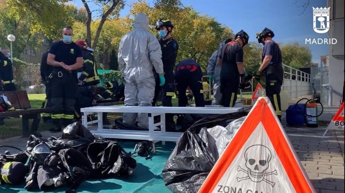 Bomberos del Ayuntamiento trabajan ante un escape químico en el polideportivo Gallur de Latina