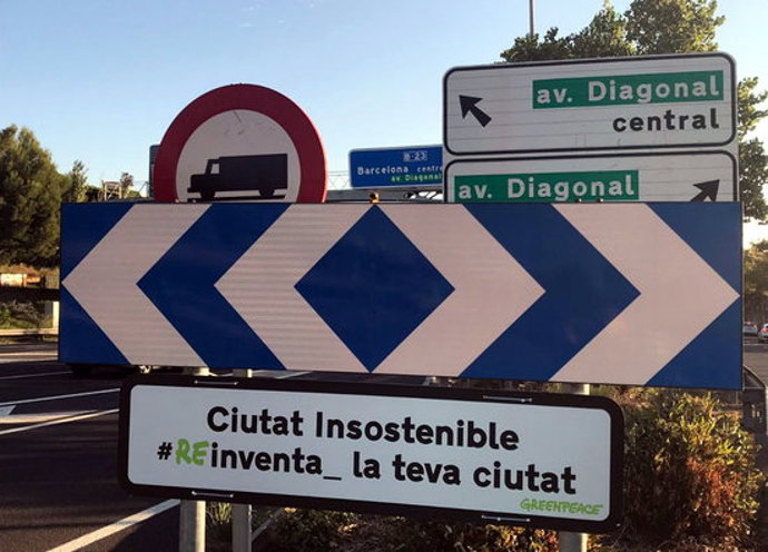 Senyal installat per Greenpeace que indica l'entrada a Barcelona com a ciutat poc sostenible, el 31-10-20 (horitzontal).