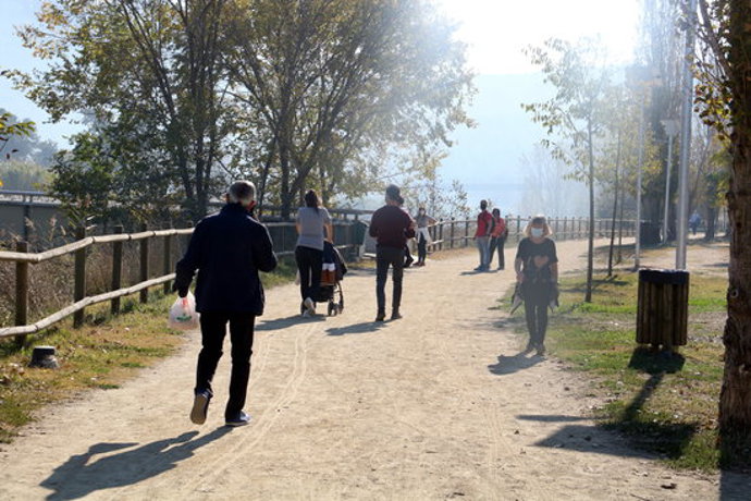 Persones caminant pel parc fluvial entre Vilanova del Camí i Igualada. 31 d'octubre de 2020. (Horitzontal)