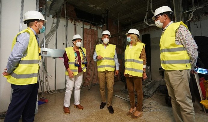 El consejero Elías Bendodo durante su visita a las obras del Hospital Costa del Sol