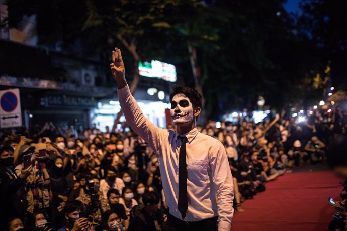29 October 2020, Thailand, Bangkok: Athai pro-democracy protester walks down a runway while giving the three finger salute during a mock fashion show at an anti-government demonstration. Photo: Geem Drake/SOPA Images via ZUMA Wire/dpa