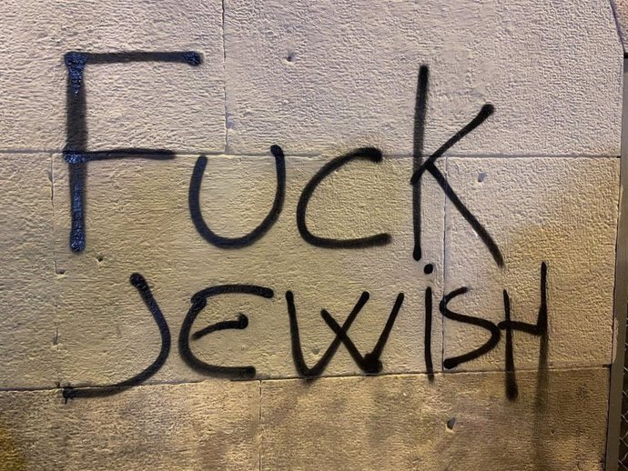 Una de las pintadas antisemitas que han dejado los manifestantes tras los altercados de la tarde del viernes en Barcelona.