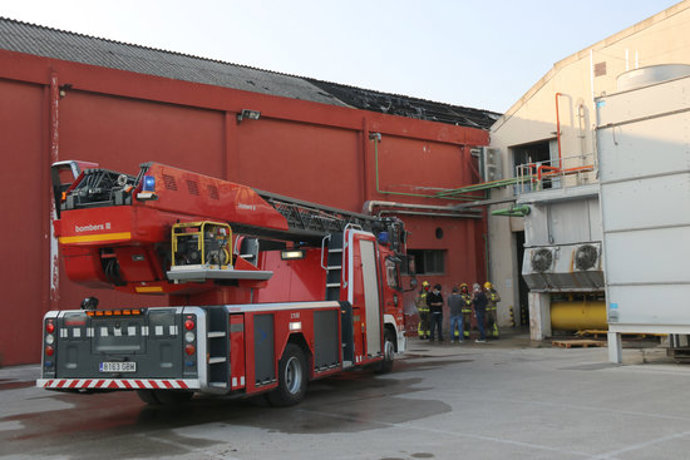 Pla mitj de la zona ha tingut lloc l'incendi del magatzem de fruita de Bordils aquest dissabte 31 d'octubre amb els Bombers treballant. (Horitzontal)