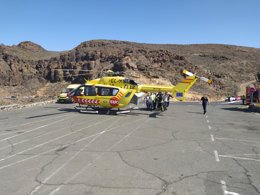 Traslado del herido al helicóptero del SUC