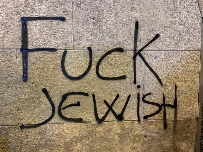 Una de les pintades antisemites que han deixat els manifestants després dels altercats de la tarda de divendres a Barcelona.