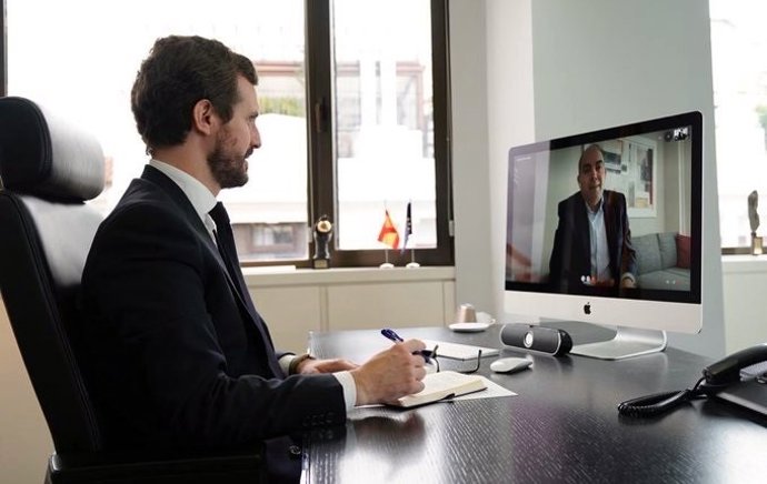El líder del PP, Pablo Casado, es reuneix amb el president d'ATA, Lorenzo Amor, per videoconferncia per analitzar la situació dels autnoms. Madrid, a 1 d'abril del 2020.