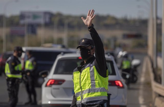 Agentes de la policía nacional durante un control de movilidad por el cierre perimetral decretado en Andalucía