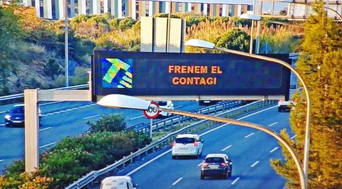 Un panell informatiu en una carretera amb el text 'Frenem el contagi' el primer cap de setmana de confinament municipal a Catalunya per contenir el coronavirus. El 30 d'octubre del 2020.