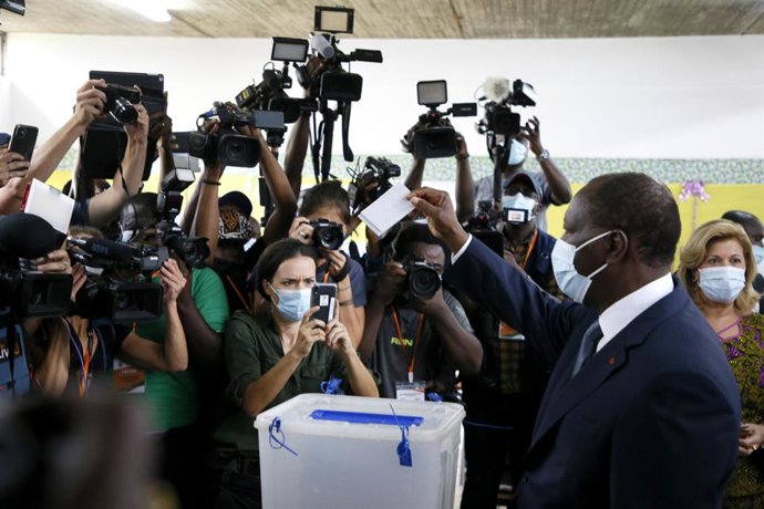 El president Alassane Ouattara vota en les eleccions de la Costa d'Ivori