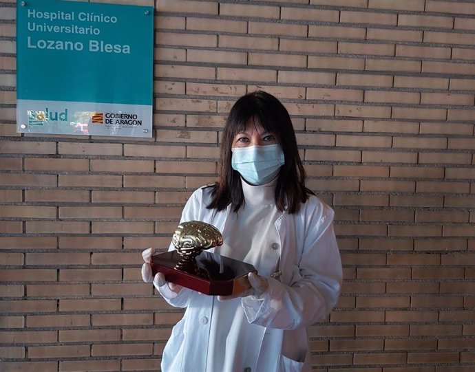 La Asociación Ictus de Aragón entrega el Premio Cerebro de Oro a la neuróloga del Clínico Cristina Íñiguez.