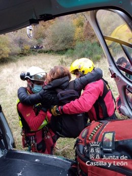 El Grupo de Rescate de Protección Civil auxilia a una mujer herida en una ruta de senderismo en Busmayor (León).