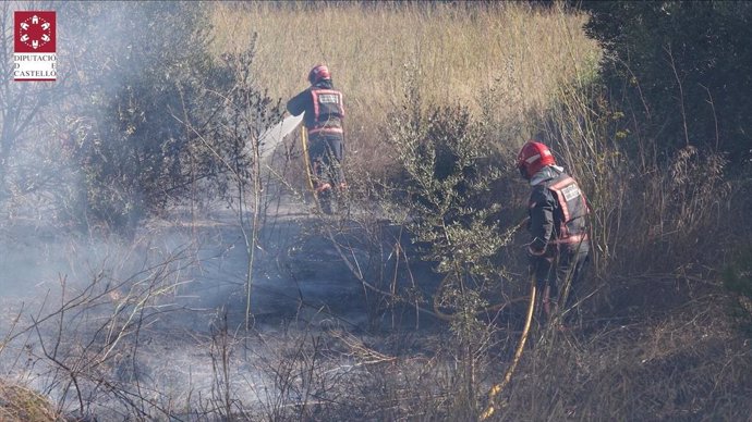 Bomberos trabajan en la extinción de un incendio en Alcora