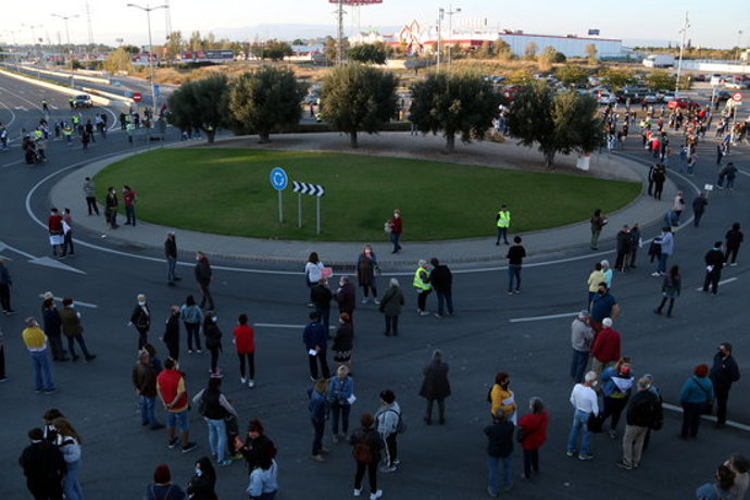 Pla general dels manifestants que han tallat la T-11 a Tarragona per reclamar millores en el CAP La Granja. Imatge del 31 d'octubre del 2020 (Horitzontal).
