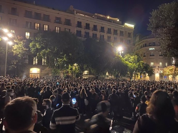 Els concentrats en el Pla de la Catedral de Barcelona en la manifestació contra els desnonaments durant la pandmia.