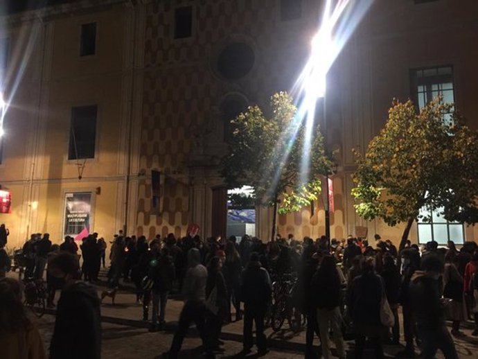 Pla general de la Casa de la Cultura aquest dissabte 31 d'octubre de 2020 plena de gent. (Horitzontal)