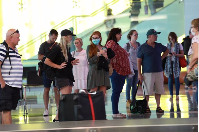 Un grupo de personas en el Aeropuerto Internacional de Canberra, Australia.