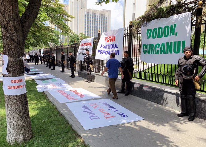 June 8, 2019 - Chisinau, Moldova: The political situation in Moldova. Posters outside the Presidential Administration of Moldova. June 08, 2019. Moldova, Chisinau. (Vladimir Solov'ev/Kommersant/Contacto)