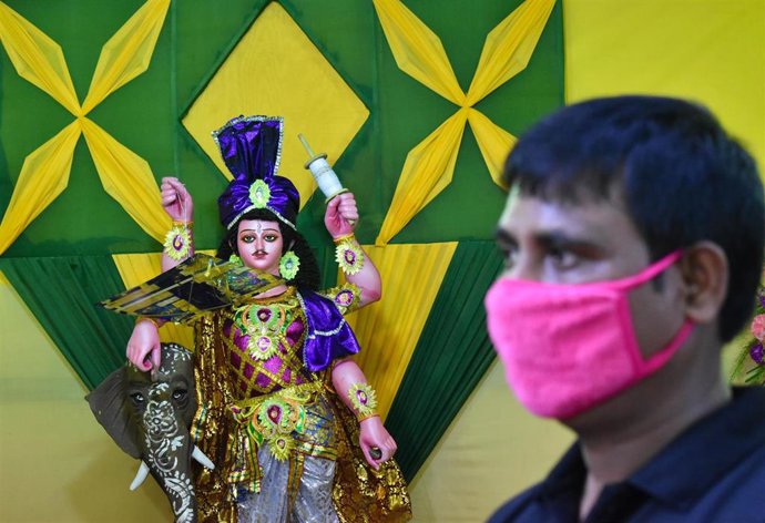 Un hombre con mascarilla en Calcuta.