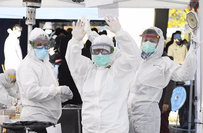 31 October 2020, Slovakia, Kosice: Employees work at a coronavirus (COVID-19) test station during the nationwide testing campaign. Photo: Franti?ek Iván/TASR/dpa