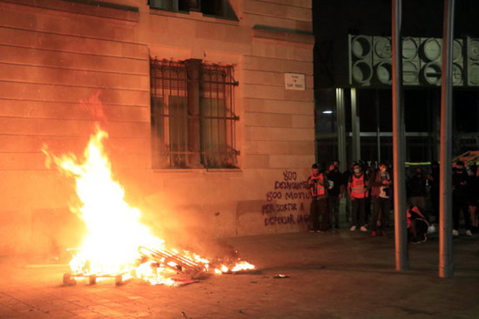 Foguera amb palets i una pintada contra els desnonaments a la plaa de Sant Miquel, després d'una manifestació amb centenars de persones que havia comenat a la plaa de la Catedral. 31 d'octubre del 2020. (Horitzontal)