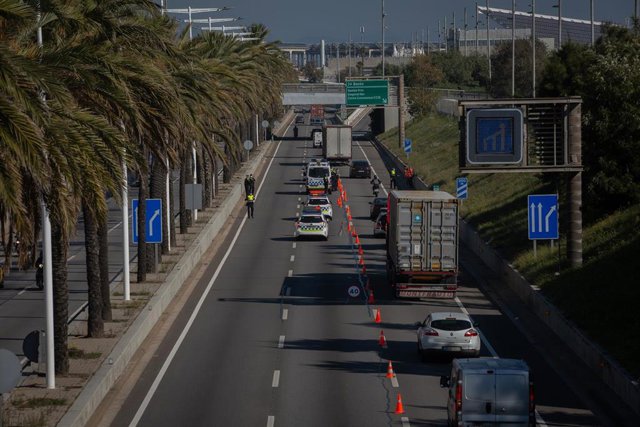 Vehículos realizan cola durante un control de movilidad en la Ronda del Litoral dirección salida de Barcelona.