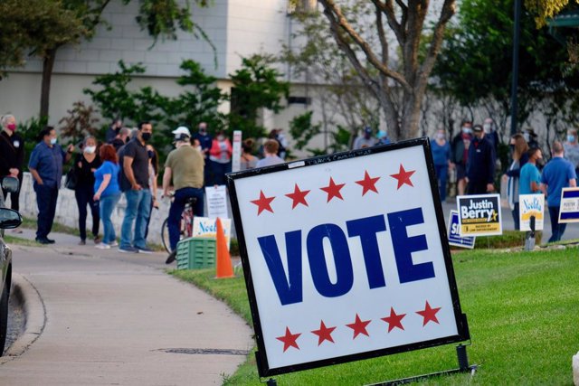 Un cartel animando al voto en Austin, Texas
