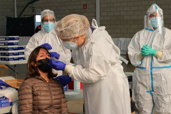 Pla curt d'una dona en el moment de fer-se la PCR aquest divendres 30 d'octubre de 2020 a Palafrugell. (Horitzontal)