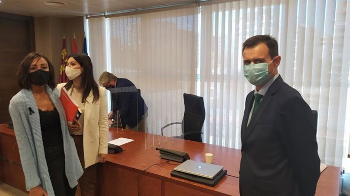 La diputada de Cs, Valle Miguélez (izquierda)