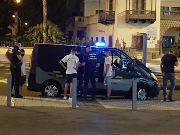 La Policía Local de Las Palmas de Gran Canaria detiene a cinco personas por lanzar piedras y romper un cristal a una guagua